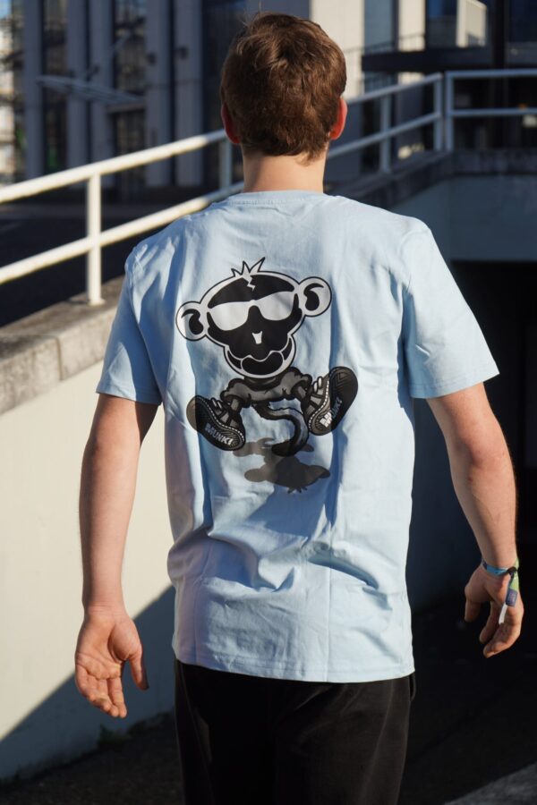 ons blauwe munki shirt gedragen door een freerunner