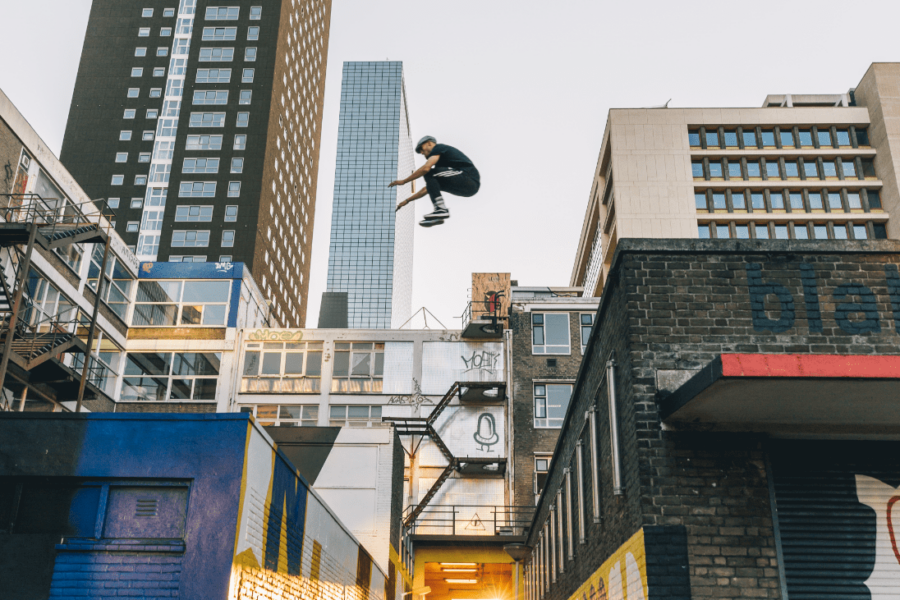 Een grote sprong over een steeg door een freerunner