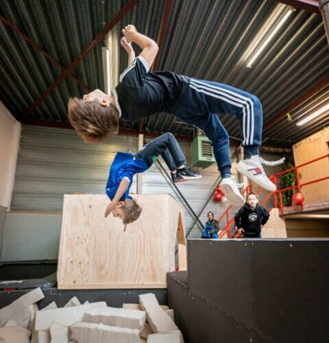 leerlingen doen een backflip in de foampit