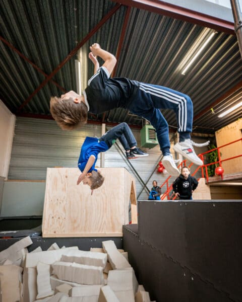 leerlingen doen een backflip in de foampit