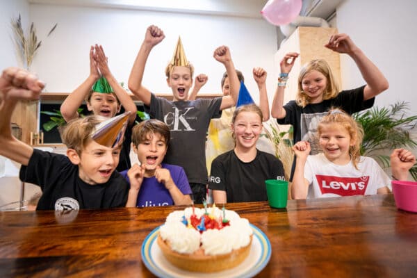 Een groepfoto van een aantal kids die hun kinderfeestje freerunnen hebben gevierd.